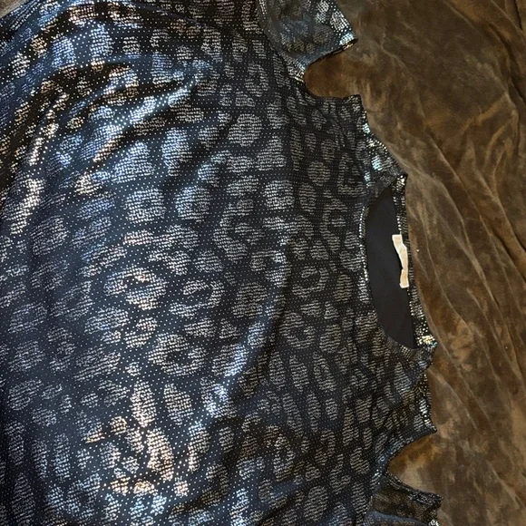 Michael Kors Black and Silver Patterned Blouse with cold shoulder 2x - Picture 9 of 9